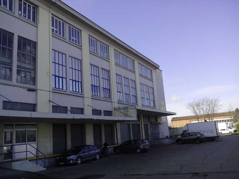 Au pied du Tramway T1 et de l'autoroute A86, G2B 