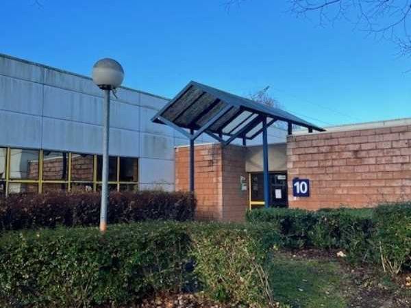 A proximité de l'autoroute A104, G2B REAL ESTATE 