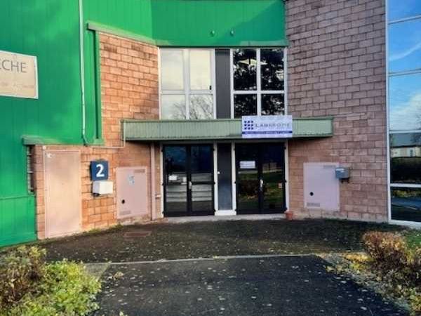 A proximité de l'autoroute A104, G2B REAL ESTATE 