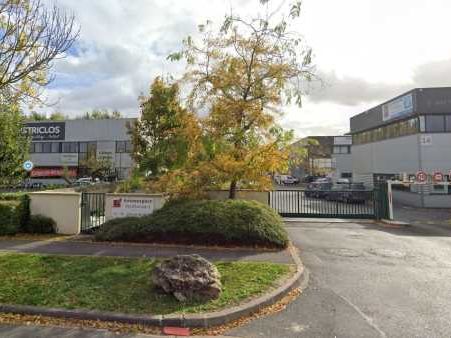 A proximité de l'autoroute A4, face au clos du Ch