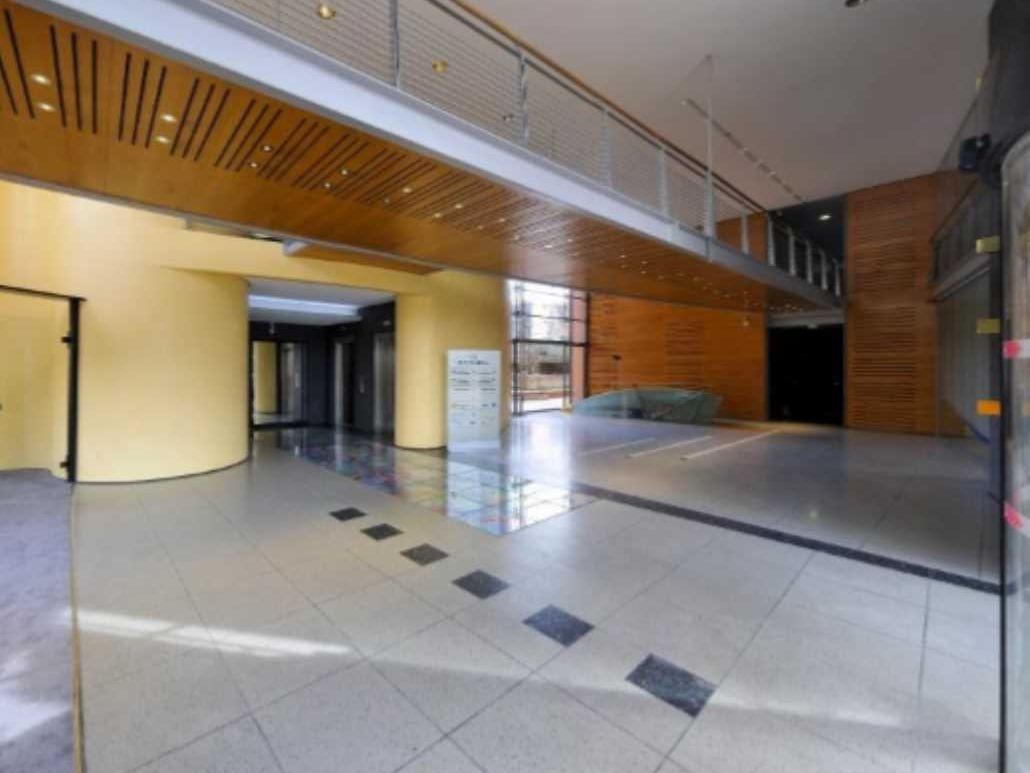 Rare sur le secteur : bureaux à la vente  dans un