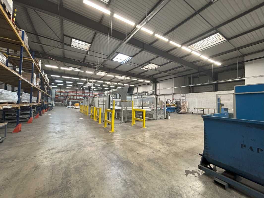 A proximité immédiate de l'A86, G2B REAL ESTATE v