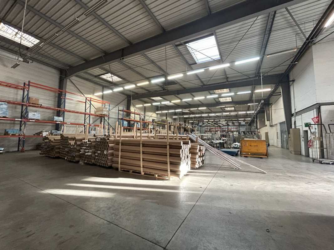 A proximité immédiate de l'A86, G2B REAL ESTATE v