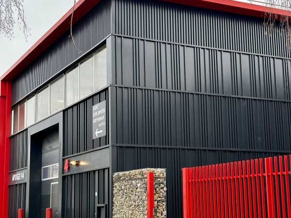 A proximité des axes routiers, dans un parc d'act