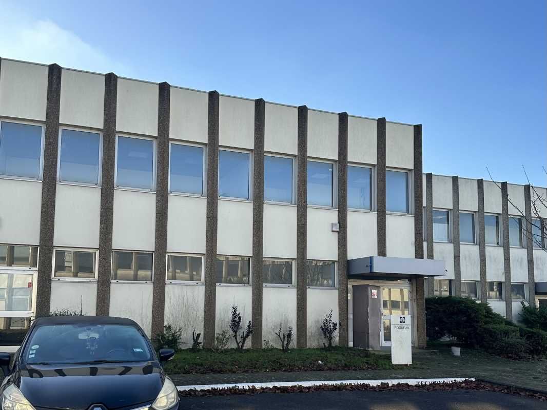 A proximité des axes routiers, dans un parc d'act