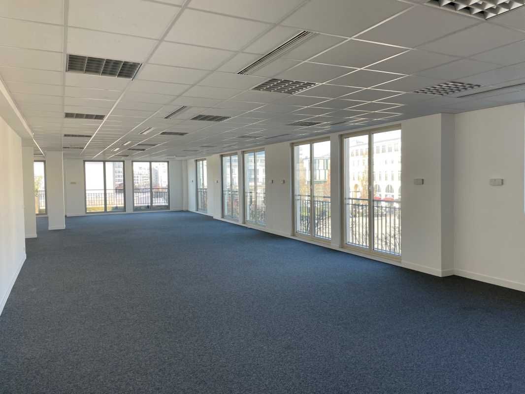 EXCLUSIVITE G2B REAL ESTATE  Au pied du RER "Val 