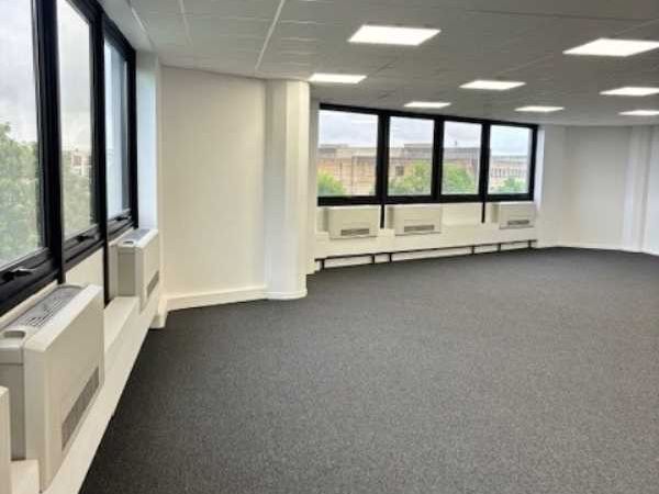 A proximité immédiate du RER A "Lognes", G2B REAL