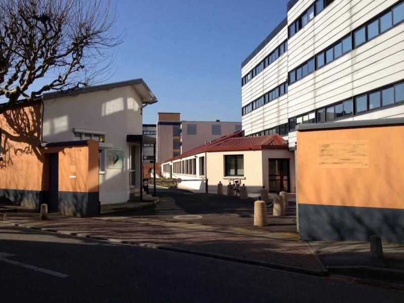 Dans un environnement vert et calme au pied du Pa