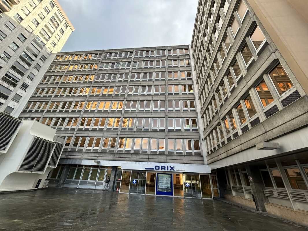 Dans un immeuble de bureaux de très bon standing,