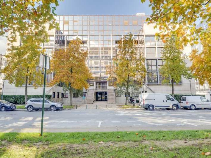 Au 2e étage d'un très bel immeuble à usage de bur