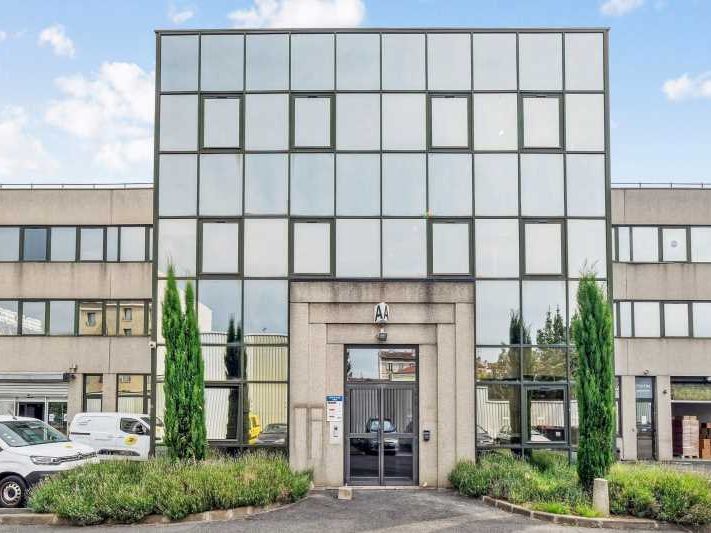 Au sein d'un parc d'activités sécurisé, à proximi