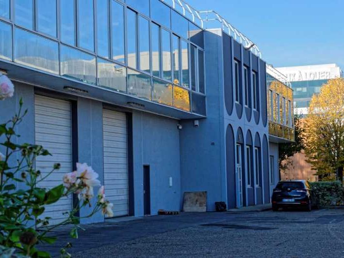 "Locaux d'activité de 1 117 m² non divisibles à l