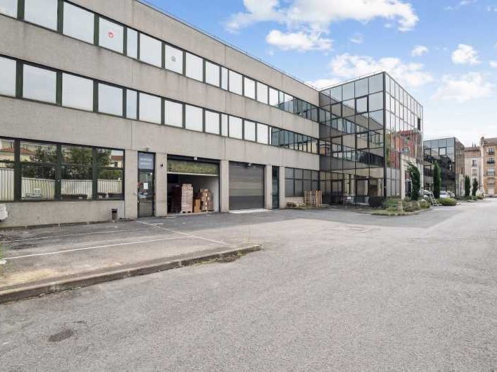 A proximité du périphérique ! 405 m² de Locaux d'