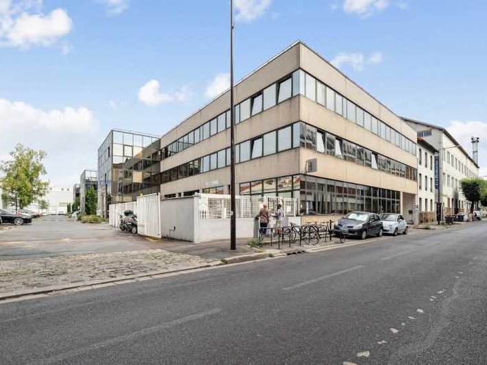 A proximité du périphérique ! 405 m² de Locaux d'