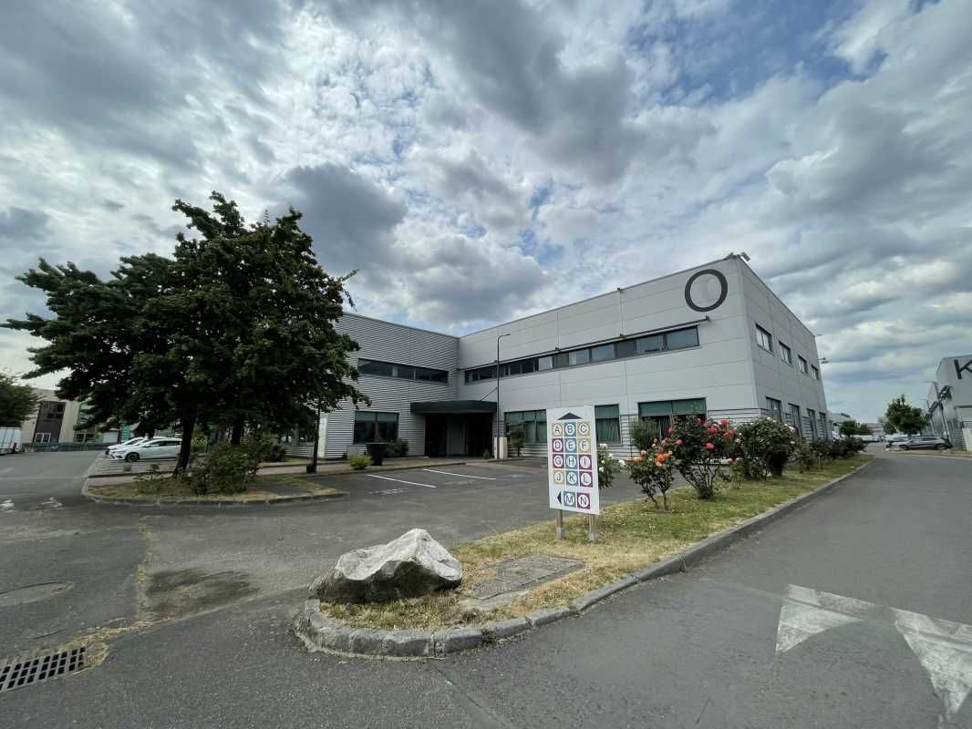 Dans un parc clos et gardienné aux portes de Pari