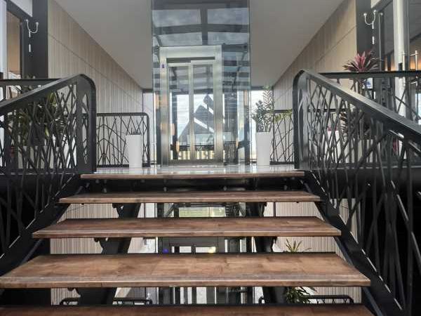 Dans un bel immeuble situé en façade d'A104 et à 