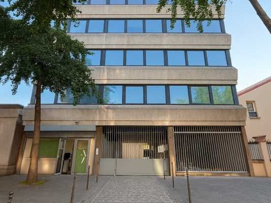 Nous vous proposons dans un immeuble de bureaux à