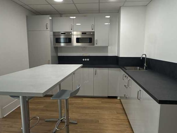 Nous vous proposons dans un immeuble de bureaux à