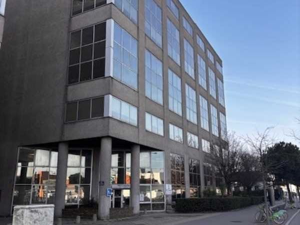 Nous vous proposons au pied du tramway ligne T7 e