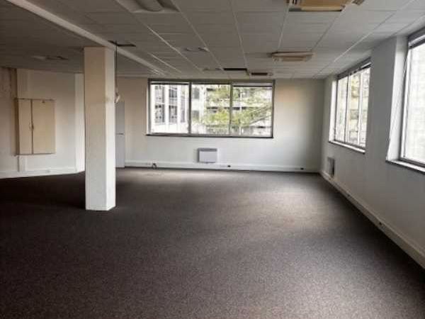 Nous vous proposons au pied du tramway ligne T7 e