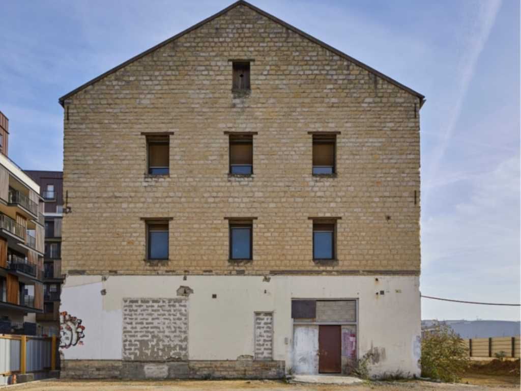 En bordure de Seine, à 3 kilomètres de la Porte d