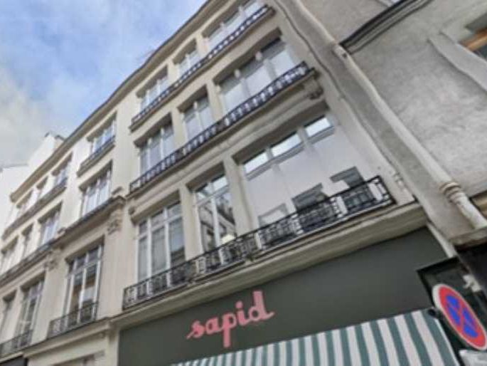 Dans un bel immeuble situé au coeur du quartier l