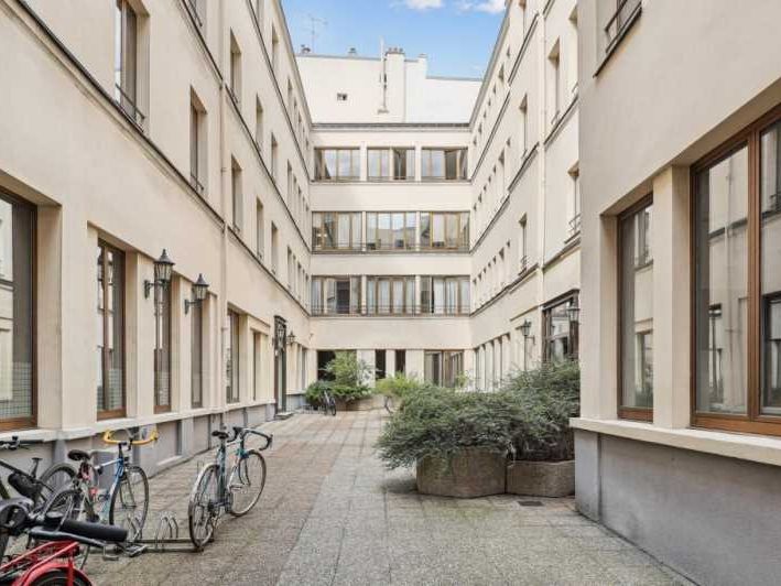 Dans un bel immeuble situé au coeur du quartier l