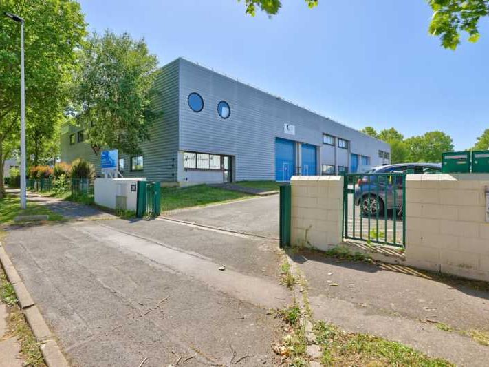 Sur un site clos et sécurisé, un bâtiment d'activ