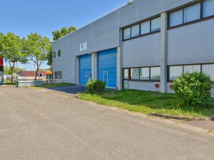 Sur un site clos et sécurisé, un bâtiment d'activ