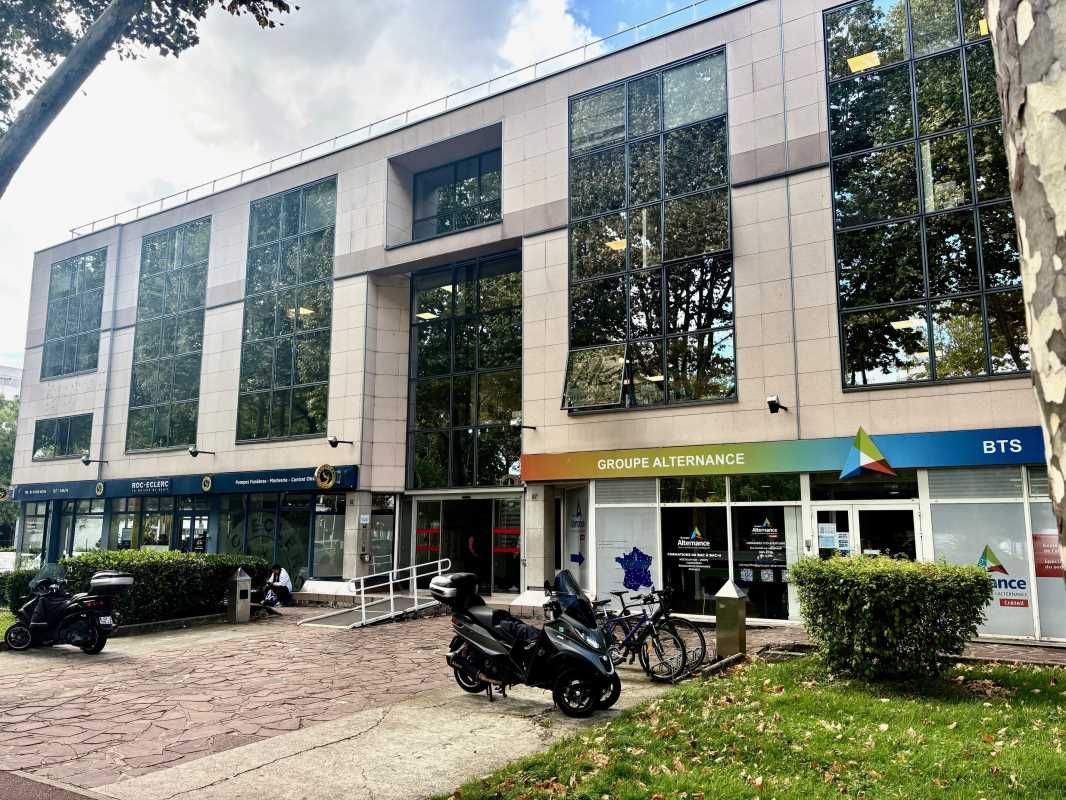 A 400 m du métro 8 station Créteil  l'Echat, nous