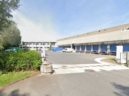 A proximité de l'autoroute A104, G2B REAL ESTATE 