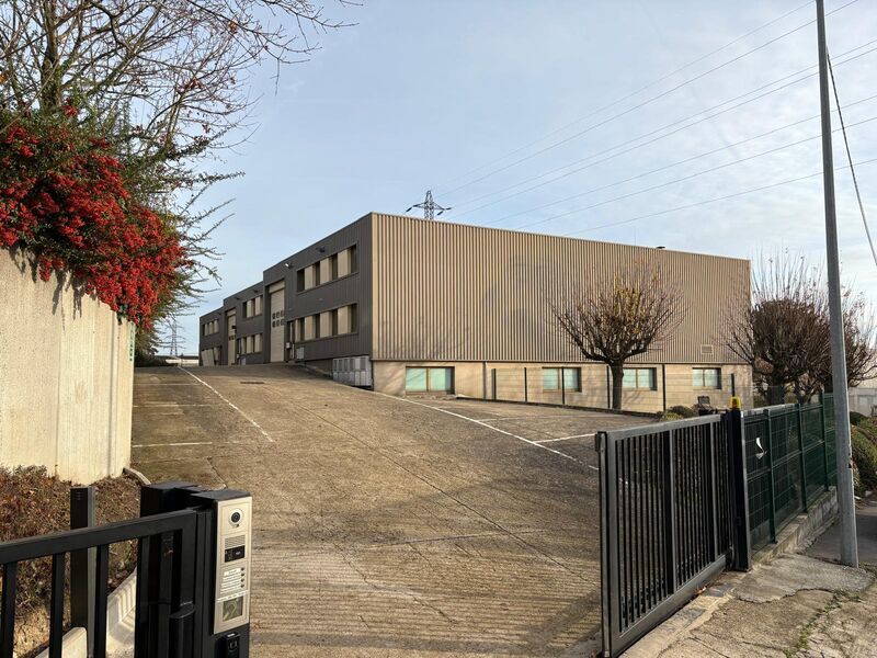 Nous vous proposons un bâtiment d'activité et de 