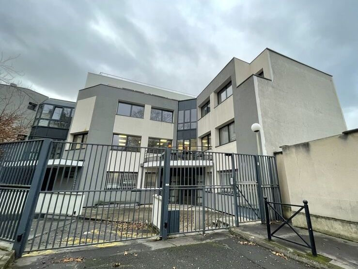 A proximité immédiate de la gare de Clichy-Levall