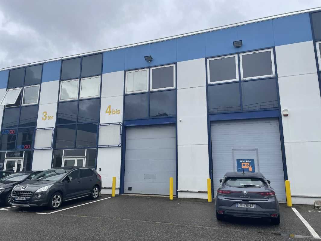 Au sein d'un parc d'activités clos et sécurisé, G