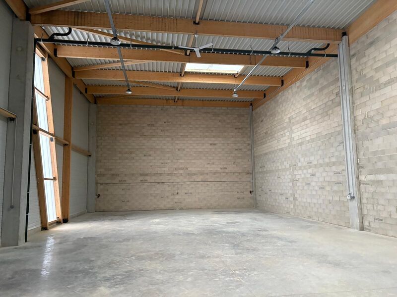 Dans un parc neuf, à proximité de l'autoroute A4 