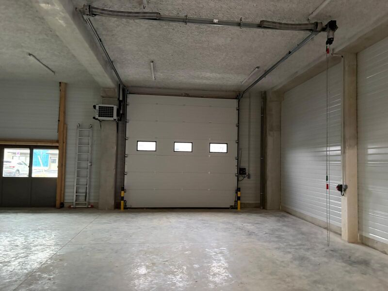 Dans un parc neuf, à proximité de l'autoroute A4 