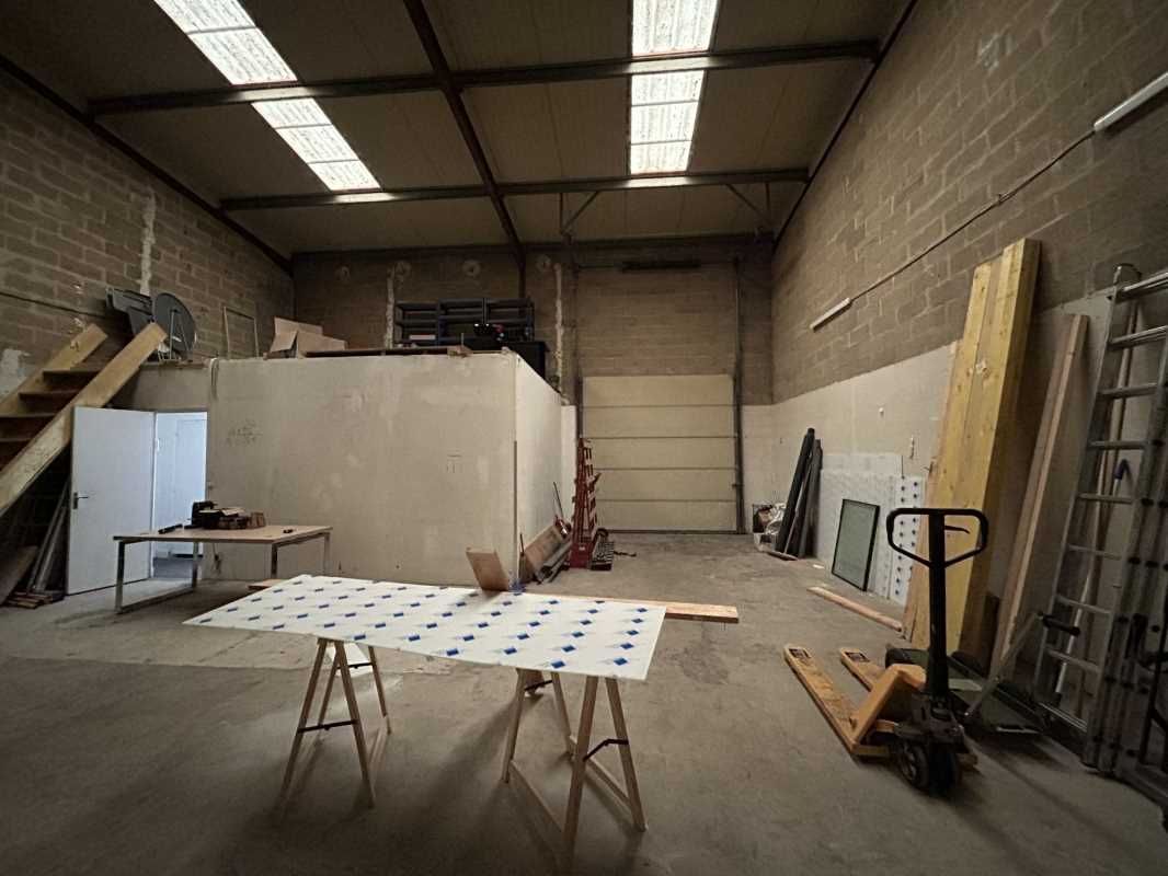 A proximité de l'autoroute A1, G2B REAL ESTATE vo