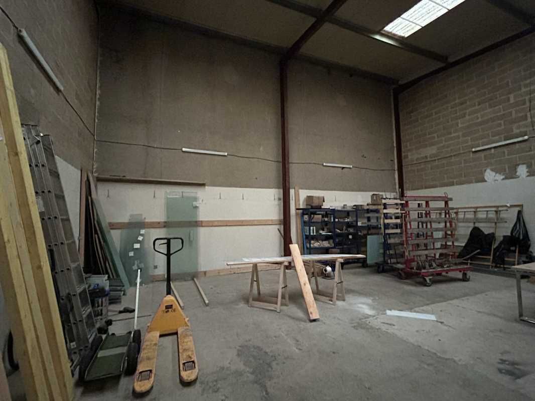 A proximité de l'autoroute A1, G2B REAL ESTATE vo