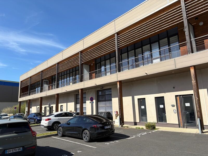 À proximité de l'A4 et et de l'A104, nous vous pr