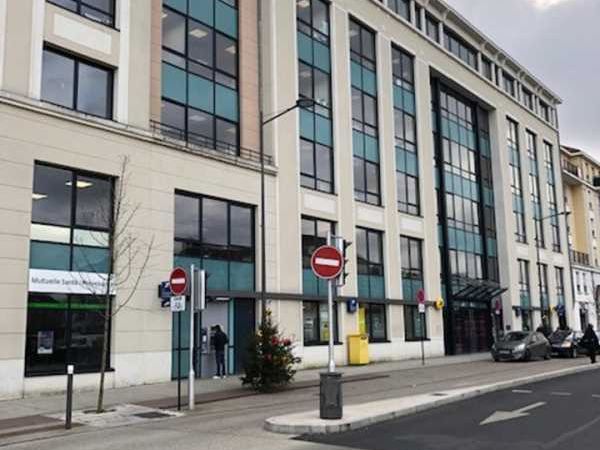 Au pied de la station RER A "Bussy-Saint-Georges"