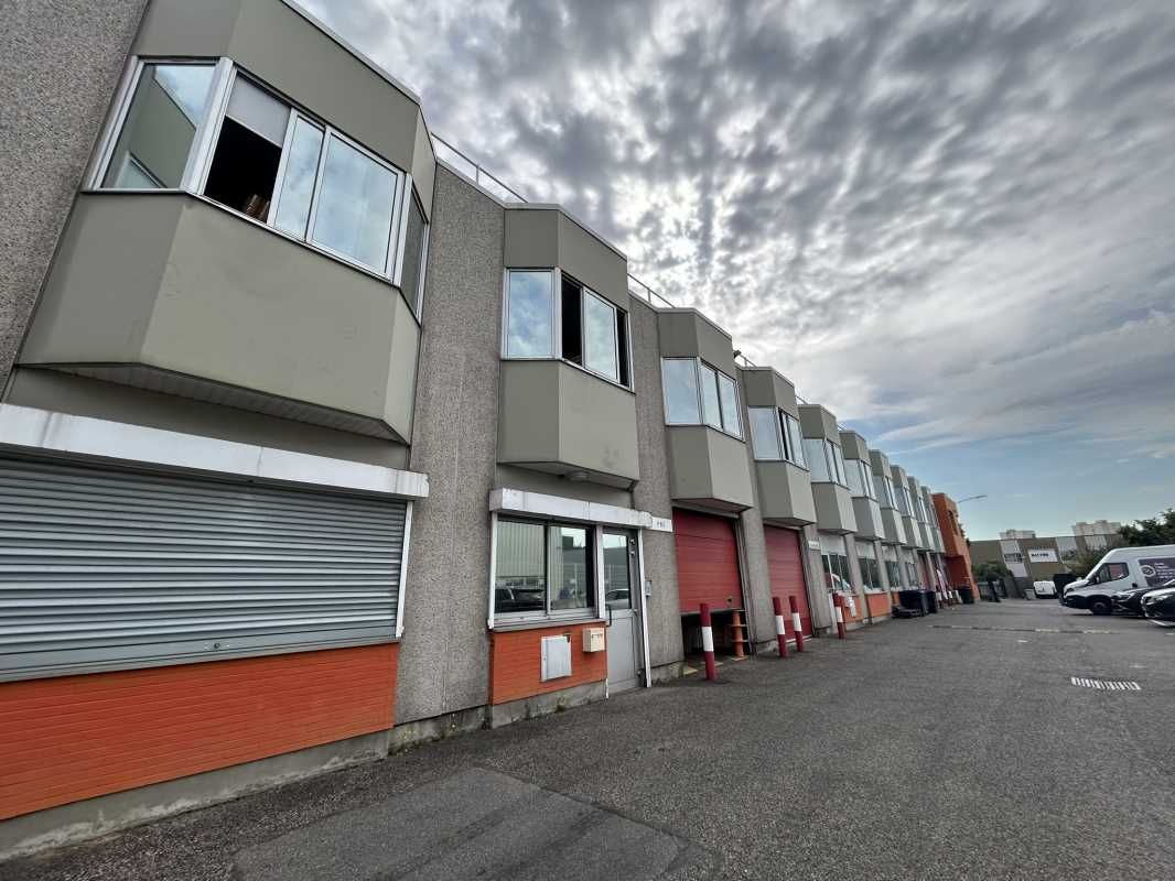 Locaux d'activité de 427 m² non divisibles à Loue