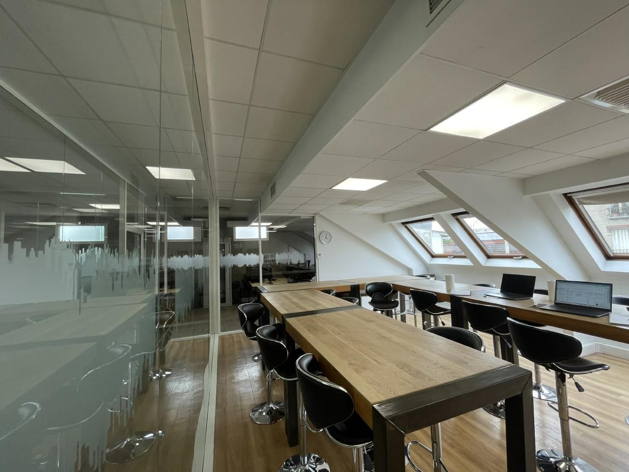1419 m² pour ce bureaux en location à Saint ouen