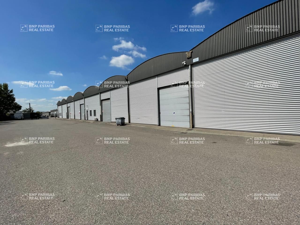 2570 m² pour ce activité en location à Saint-priest