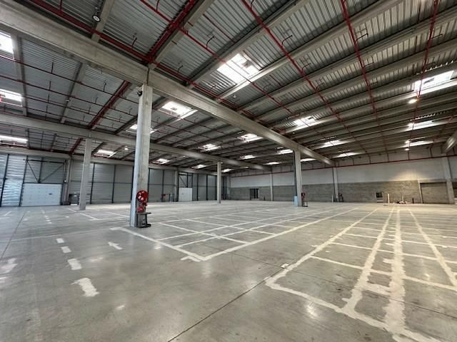 10584 m² pour cetentrepôts classe a en location à Mions