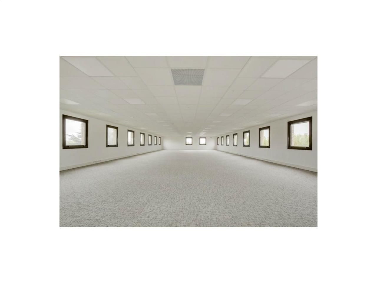 3621.8 m² pour ce bureaux en location à Montigny le bretonneux