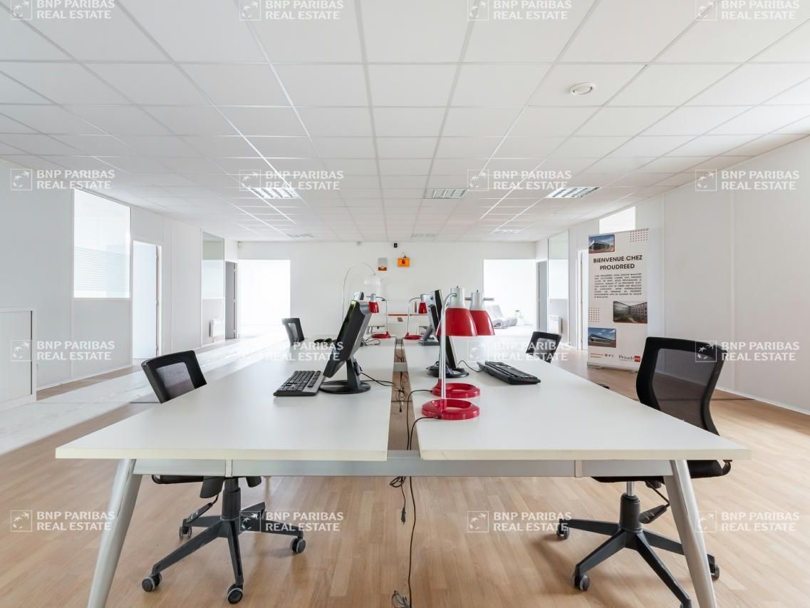 1058 m² pour ce bureaux en location à Trappes
