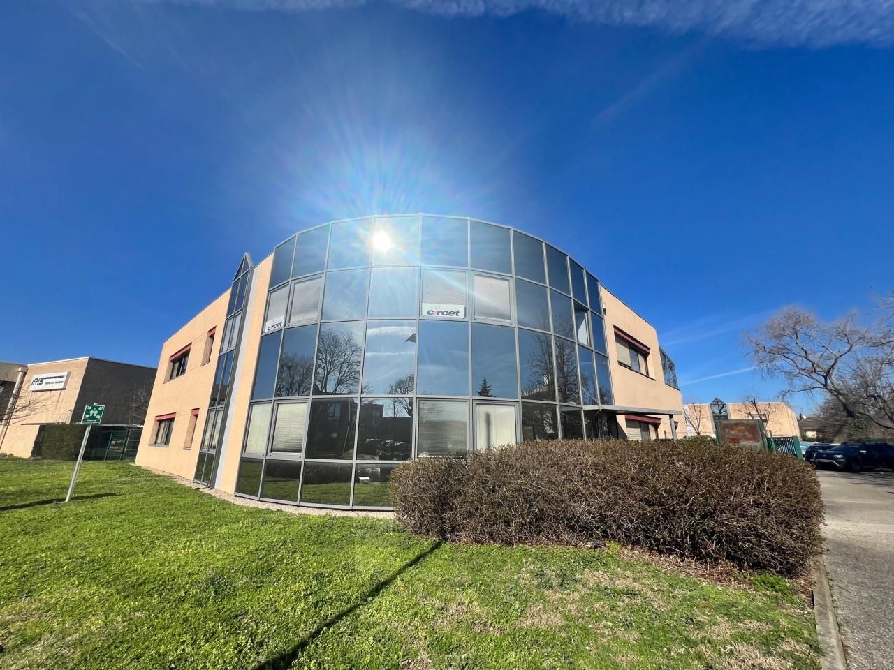 Location Bureaux 806 m² non divisibles 69500 Bron