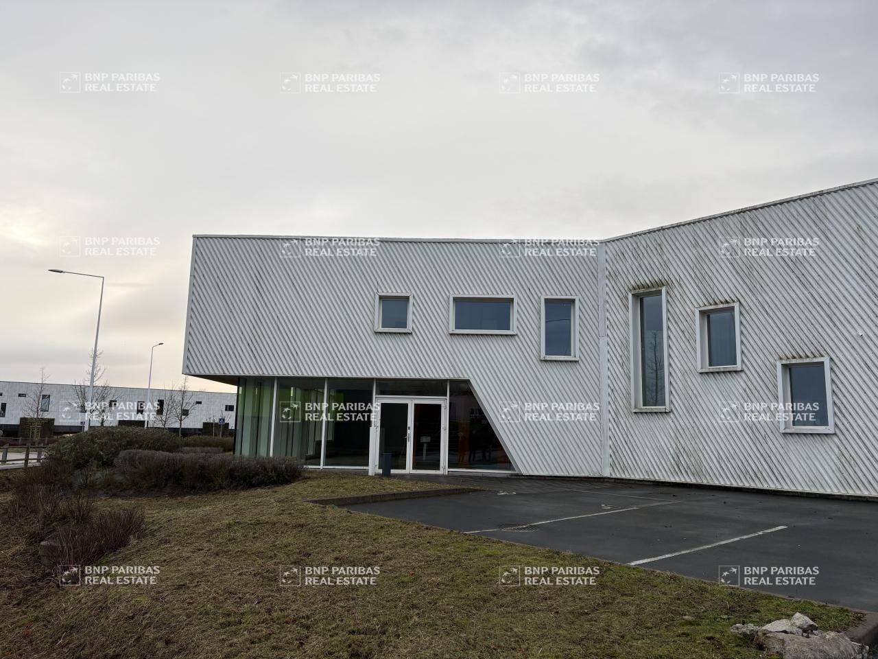 1200 m² pour ce activité en location à Marly