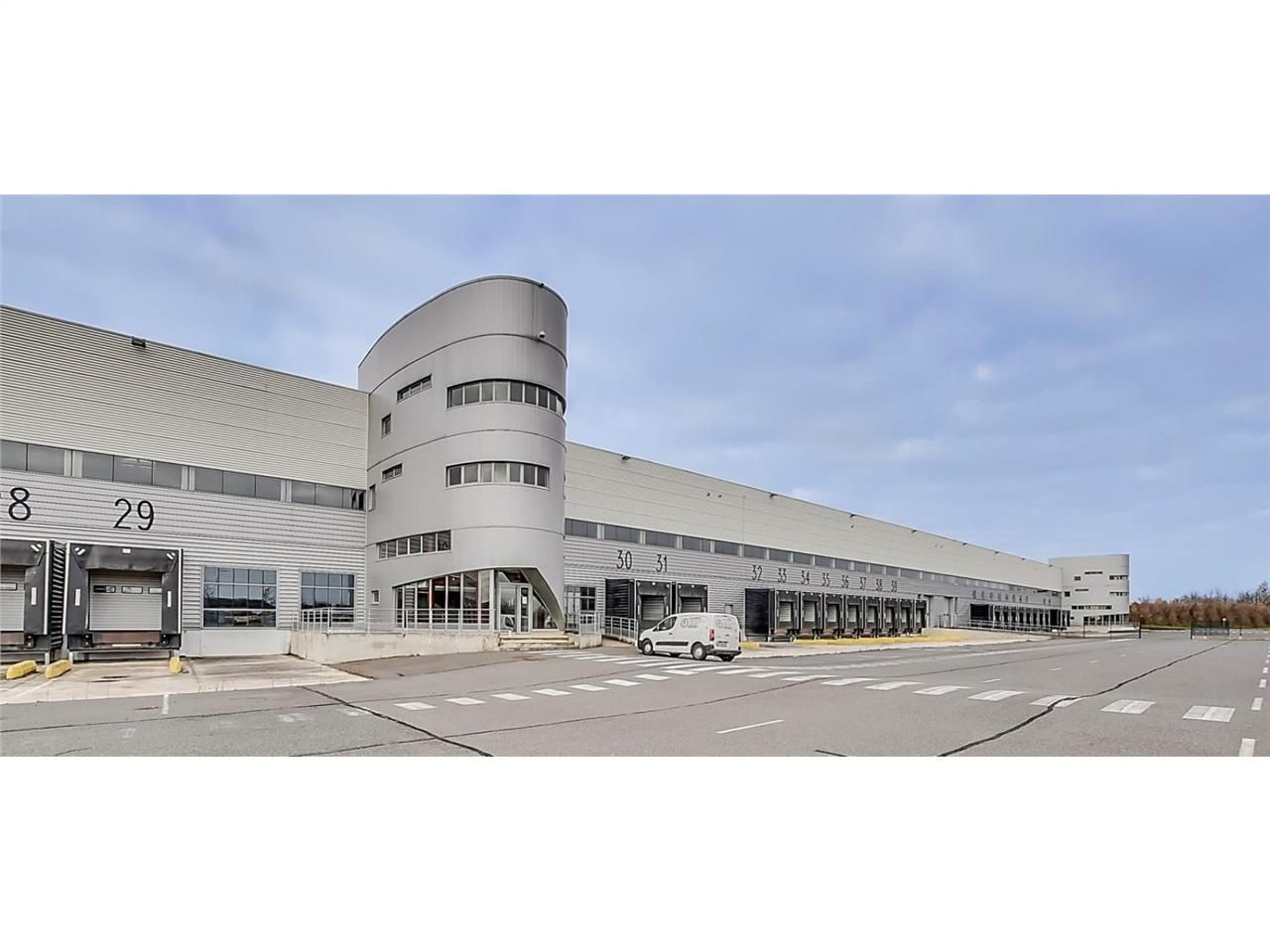 A 40 km de Paris, en bordure de la N4, dans une p