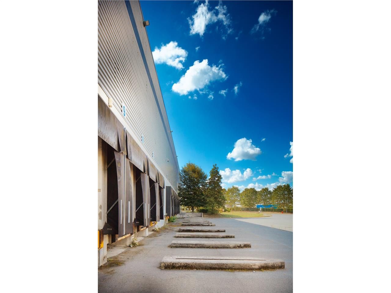 Au sein de la ZAC de Parisud, la ville est située